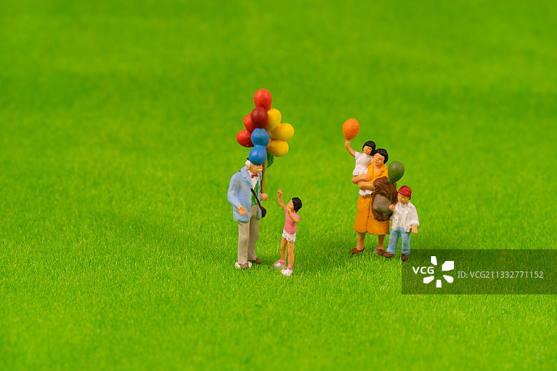 买气球的一家人图片素材