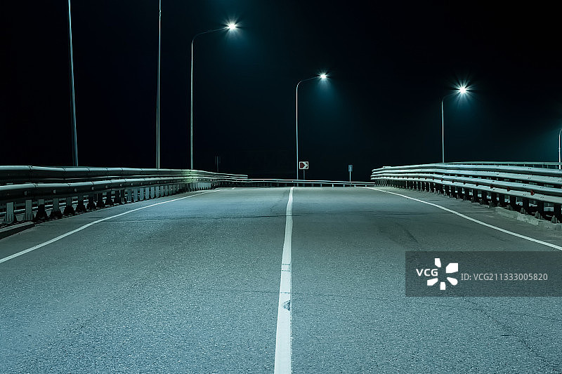 夜间桥下空路图片素材