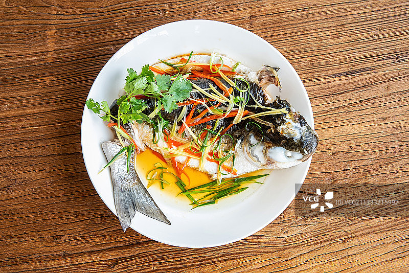 中国家常菜清蒸乌头鱼在木桌上图片素材