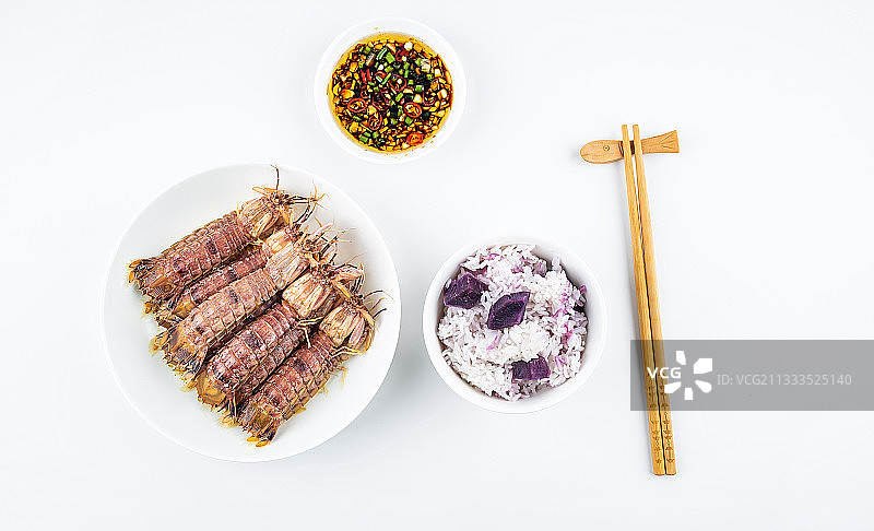 白背景上一碟清蒸皮皮虾和一碗紫薯米饭图片素材
