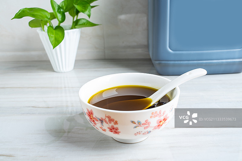 一碗金黄色的食用植物油菜籽油图片素材