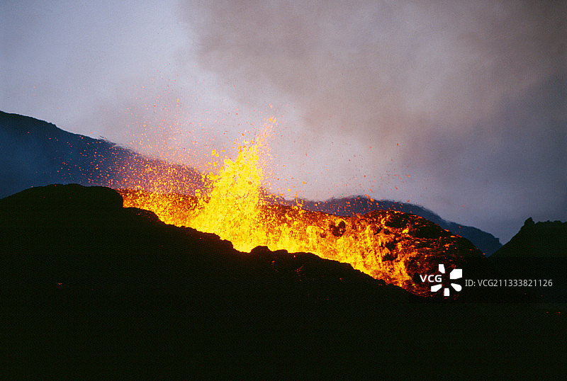 在留尼旺岛上火山喷发图片素材
