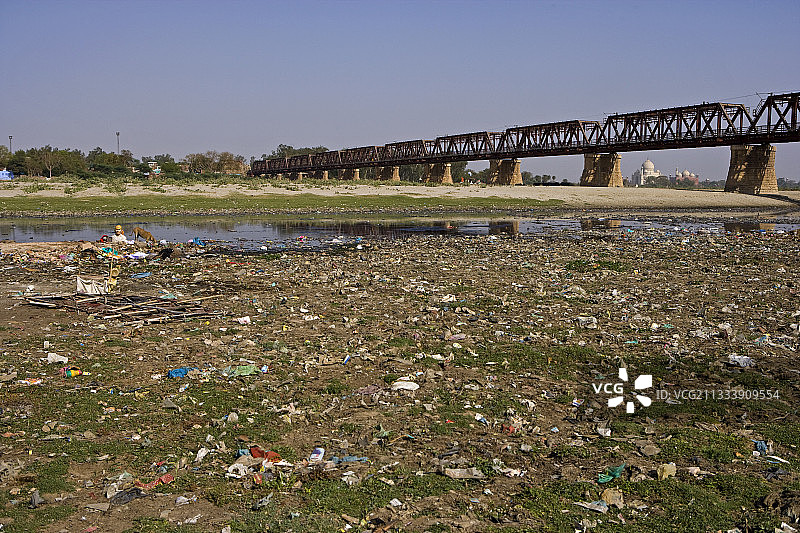 阿格拉北方邦亚穆纳河受污染的河岸图片素材