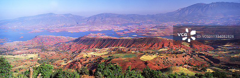 湖周围的景观Bin el Ouidane中央高地图集图片素材