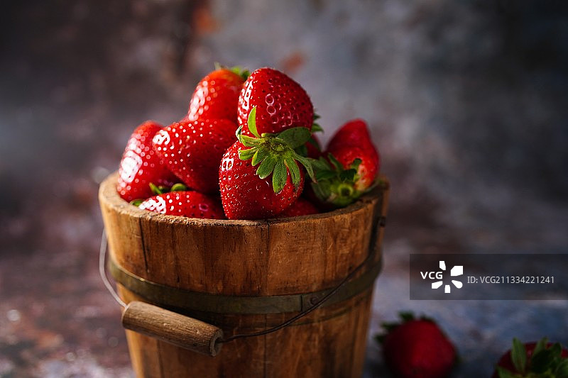 近距离的草莓在容器上的桌子，西切斯特，宾夕法尼亚州，美国，美国图片素材