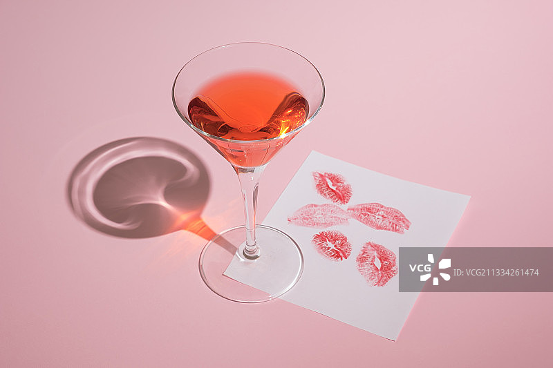 用唇吻和鸡尾酒杯构成的浪漫色彩图片素材