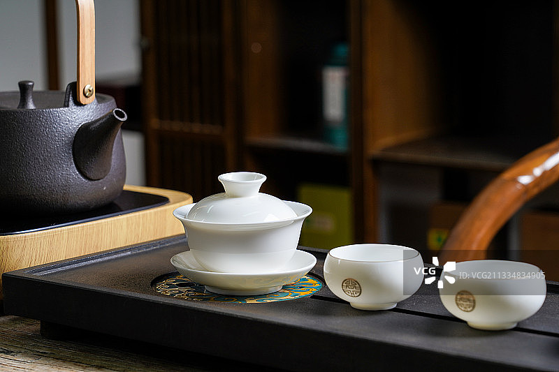 茶盘上的白瓷茶具图片素材