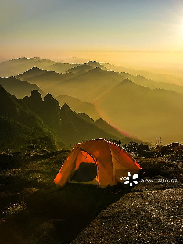 清晨阳光照耀山顶营地帐篷图片素材