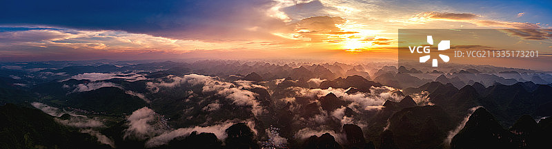 航拍广西喀斯特地貌群山间的云霞与日落高清大图图片素材