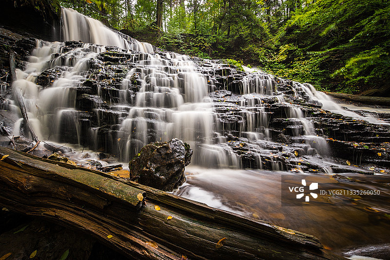 在森林瀑布的风景，本顿，宾夕法尼亚州，美国，美国图片素材