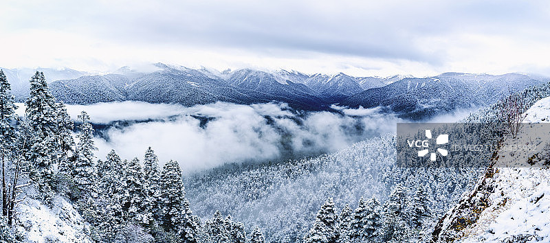 白雪覆盖的山对天空的风景，林芝石，西藏，中国图片素材