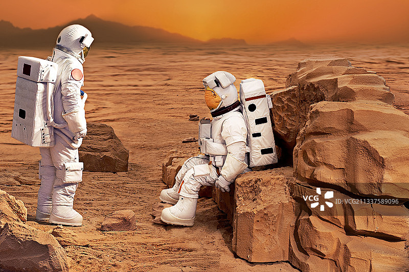火星上执行任务的宇航员在交谈图片素材