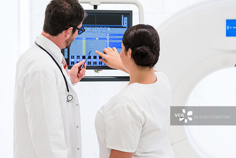 医生、护士在医院对CT屏幕扫描资料的分析图片素材