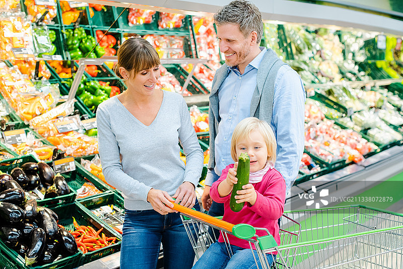 一家人在超市买水果和蔬菜玩得很开心图片素材