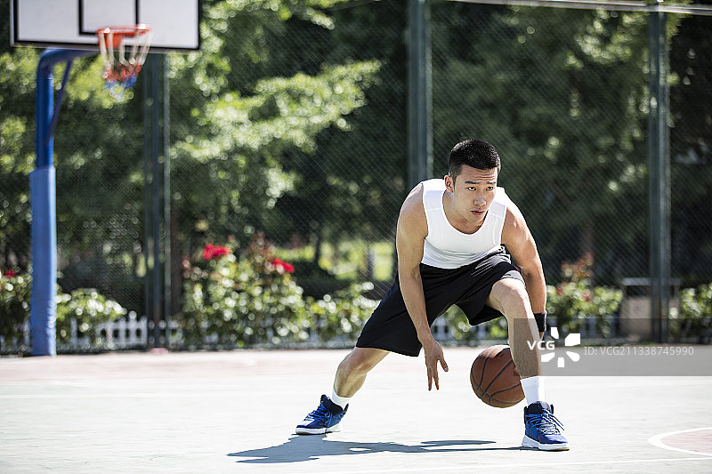 一个青年男子打篮球肖像图片素材