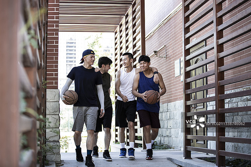 四个青年男子去打篮球肖像图片素材
