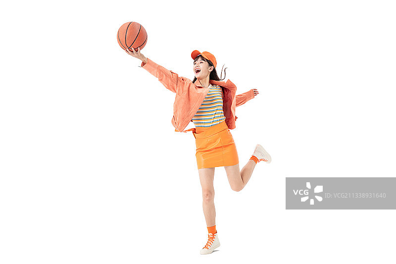 手拿篮球耍酷的年轻女孩图片素材