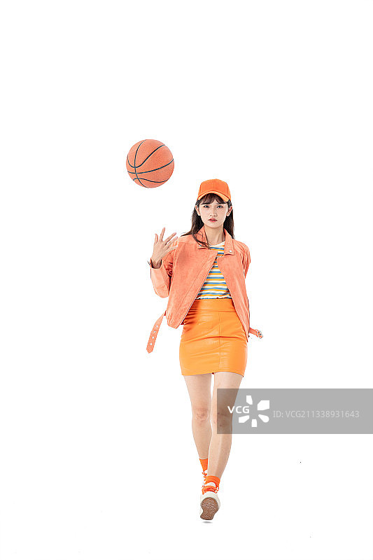 手拿篮球耍酷的年轻女孩图片素材