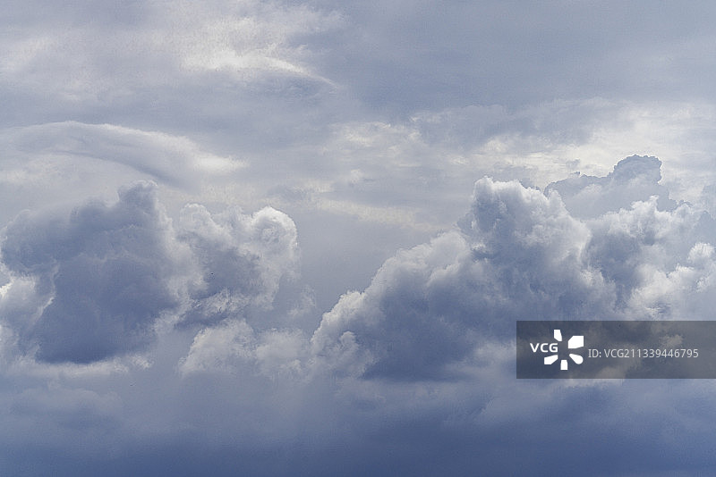 放晴之前，北京朝阳公园的多云天空图片素材