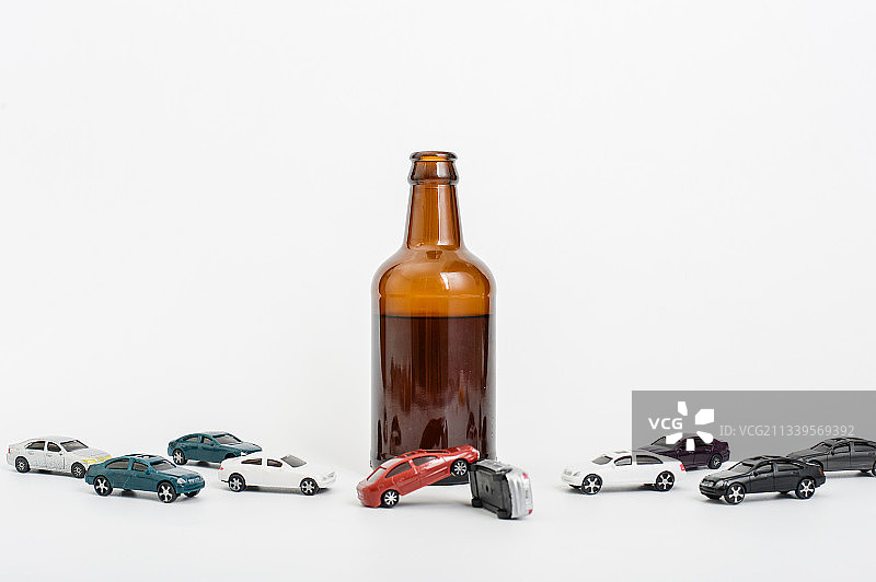 啤酒瓶和模型汽车图片素材