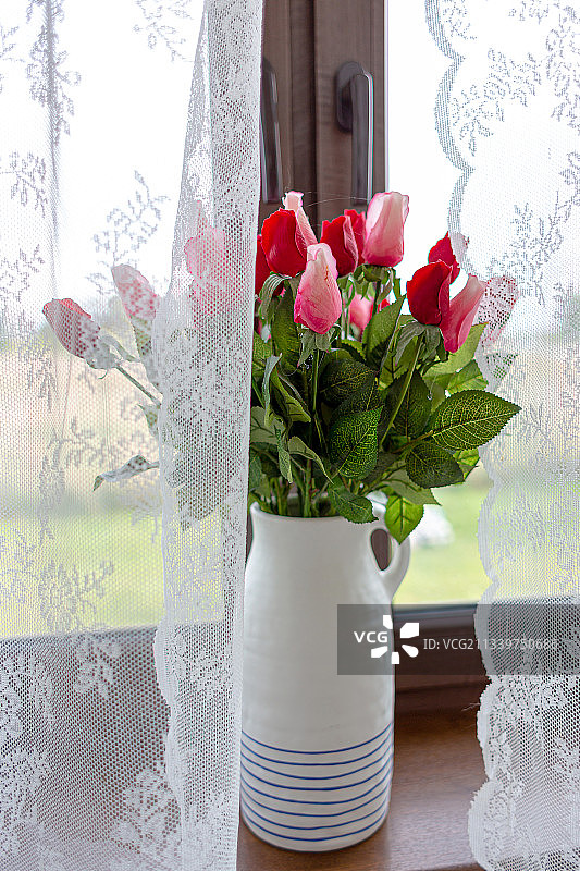 拉脱维亚桌子上花瓶里的花的特写图片素材