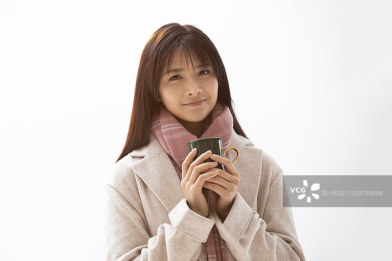 开心的年轻女子喝咖啡图片素材