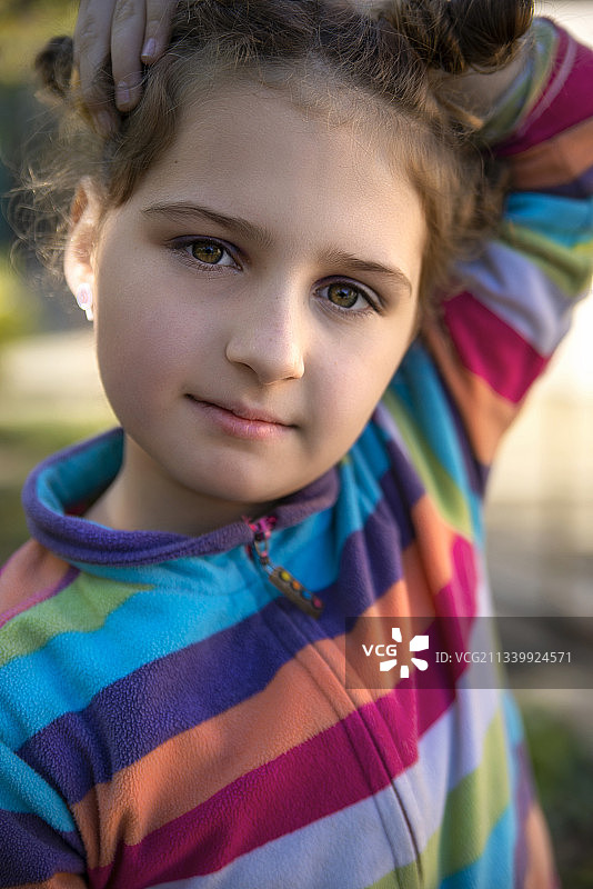 可爱女孩的肖像凌乱的头发，乌克兰图片素材