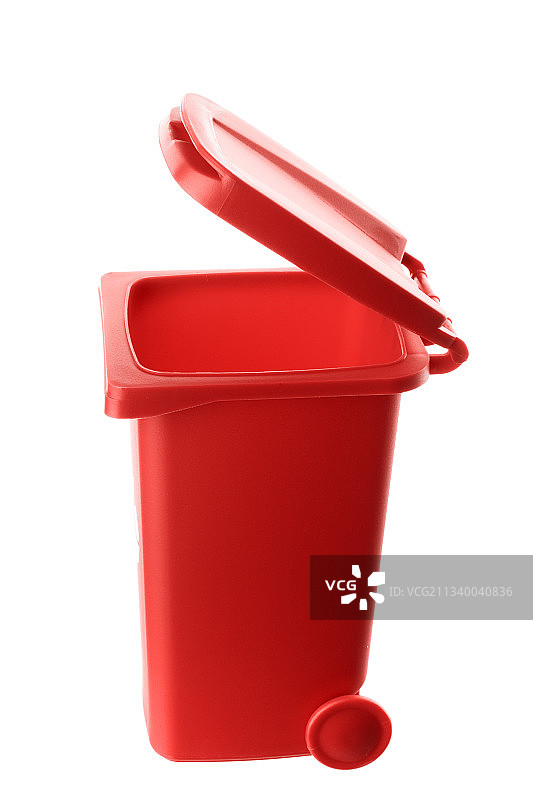 红色塑料桶与白色背景的特写图片素材