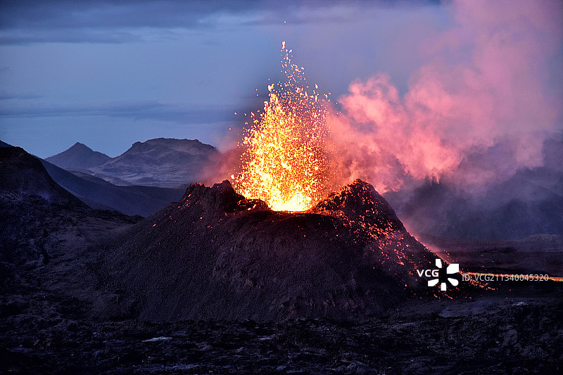 冰岛fagradalsjall，夜晚篝火的特写镜头图片素材