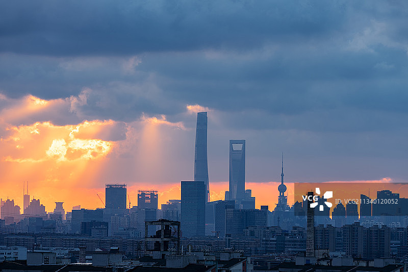 台风来临前的上海城市天际线图片素材