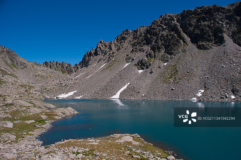 湛蓝的天空衬托下的湖和山的风景图片素材