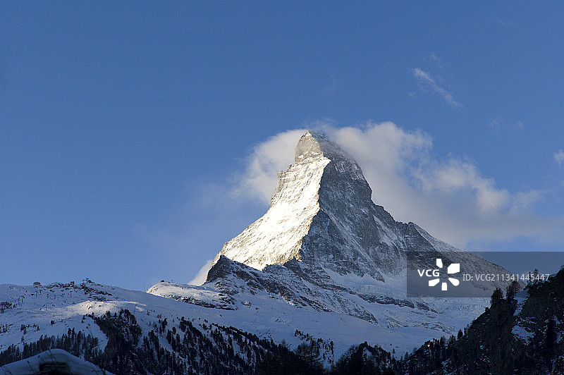 蓝天映衬下的雪山风景图片素材