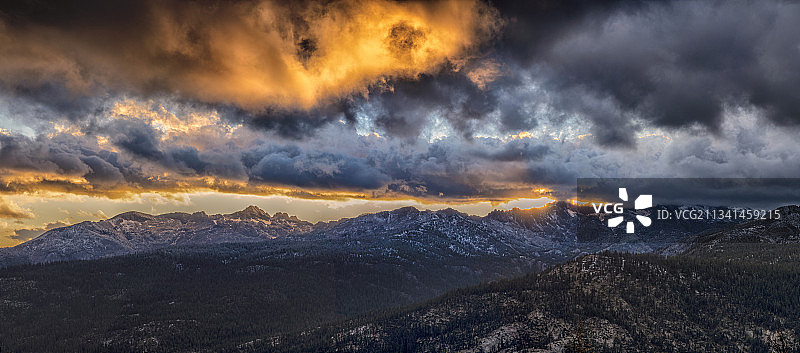 日落时天空映衬下的雪山风景图片素材