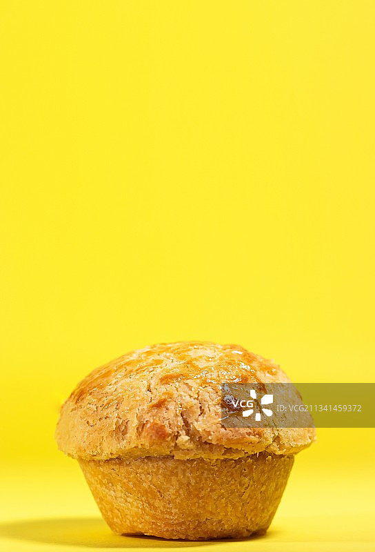 意大利，黄色背景下的面包特写图片素材