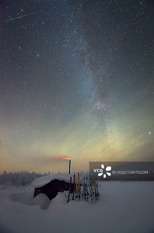 夜幕下白雪皑皑的山景图片素材