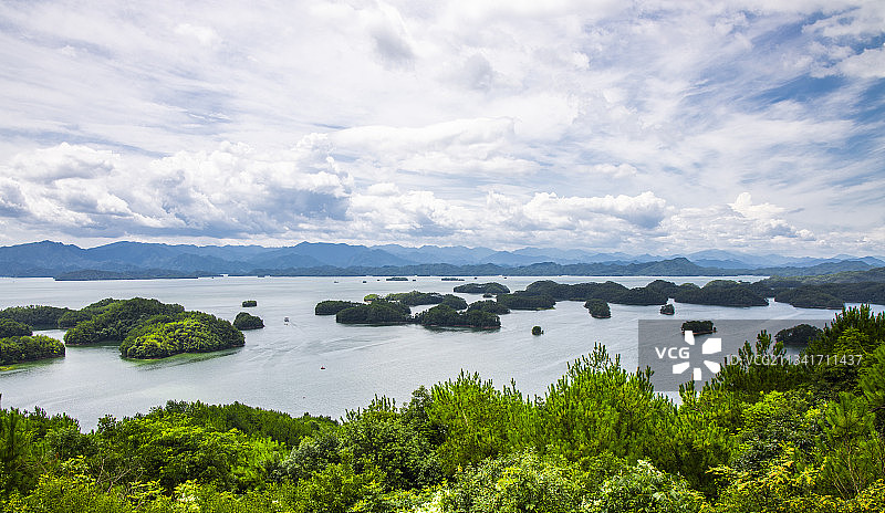 站在高处远眺千岛湖的美景，天高水阔，风景宜人图片素材