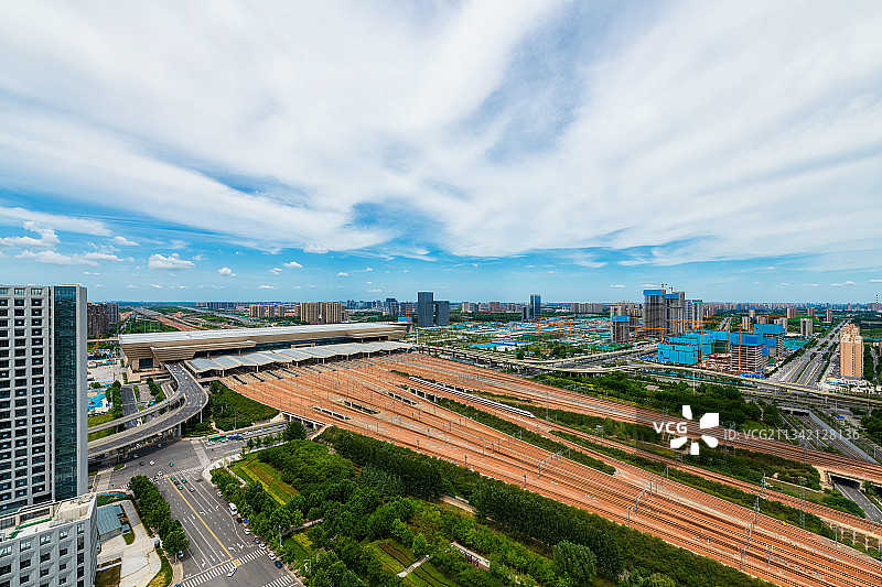 河南郑州高铁站郑州东站城市风光与都市天际线夏季蓝天白云高视角图片素材