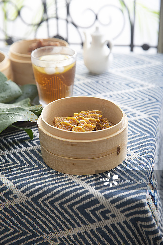 中华美食广式早茶蒸牛肚、叉烧和柠檬茶图片素材