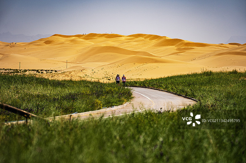 内蒙古阿拉善盟的乌兰布和沙漠的绿化公路图片素材