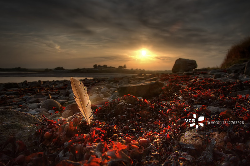 日落时海滩上的岩石与天空的风景，英国，英国图片素材