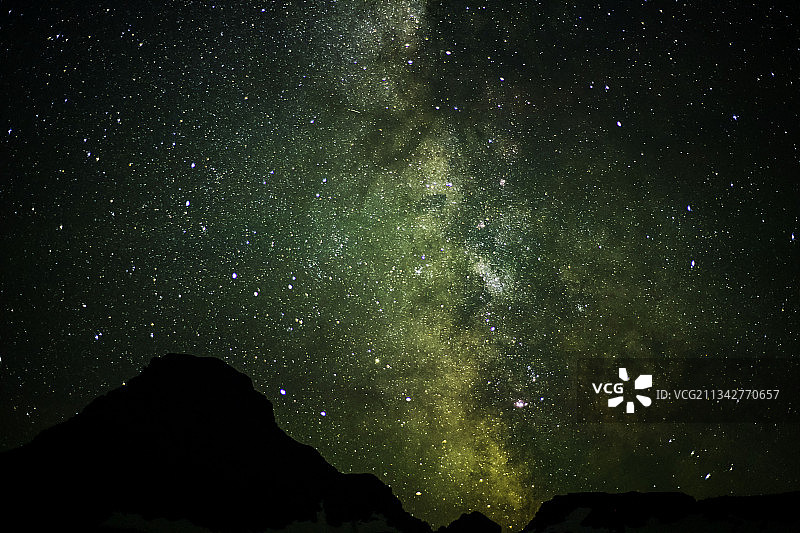 美国蒙大拿州洛根山口在夜晚天空下的低角度剪影图片素材