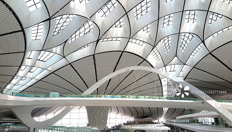 中国北京大兴国际机场候机楼风光--金话筒穹顶图片素材