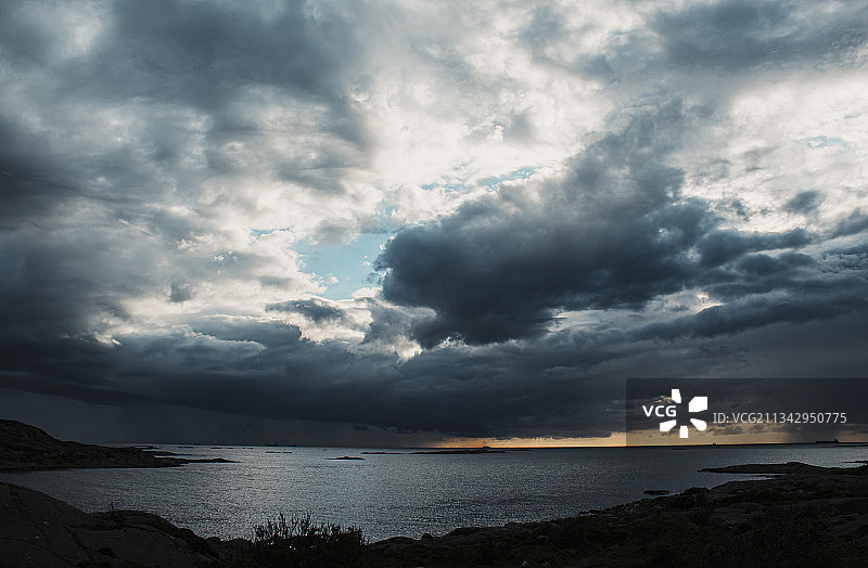 瑞典斯威里格，风暴云下的海景图片素材