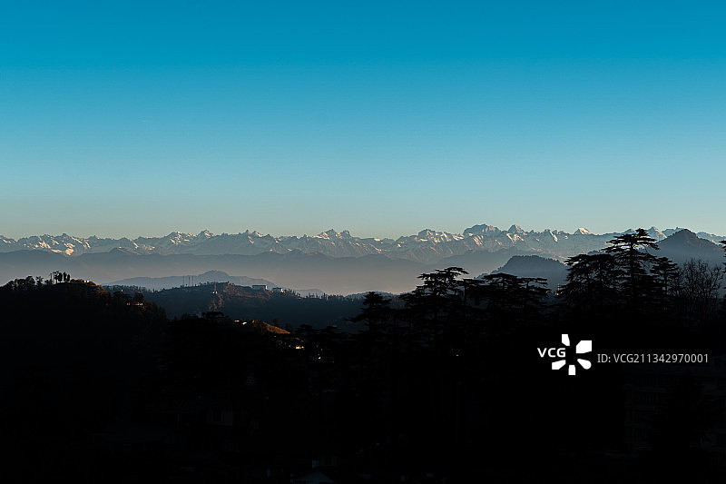 印度喜马偕尔邦，西姆拉，山的轮廓在清澈的蓝天下的风景图片素材