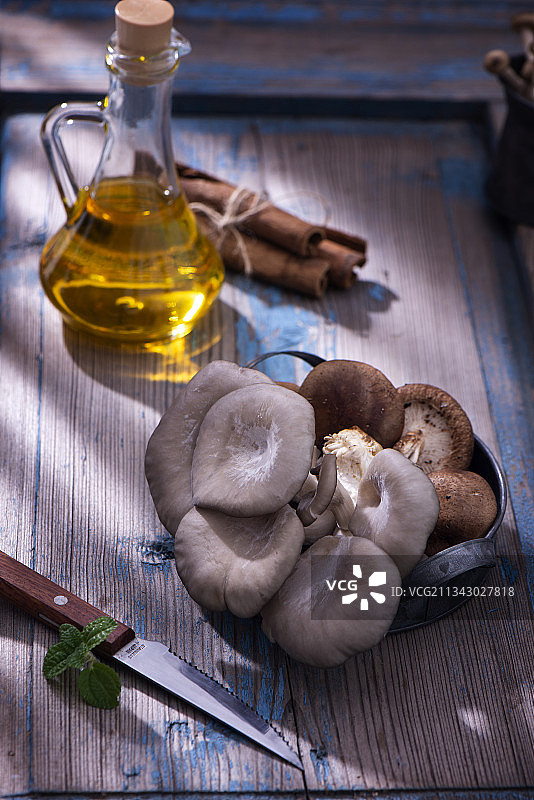 蘑菇和食用油图片素材