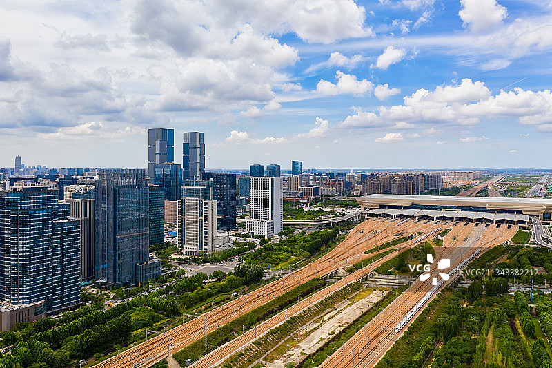 河南郑州郑东新区高铁站金融区夏季城市风光与都市天际线户外航拍图片素材