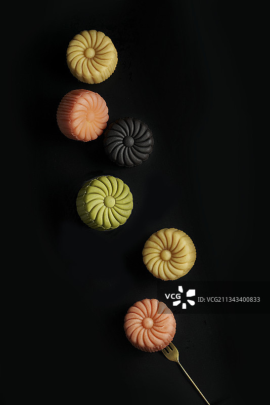 不同水果口味的月饼悬浮图片素材