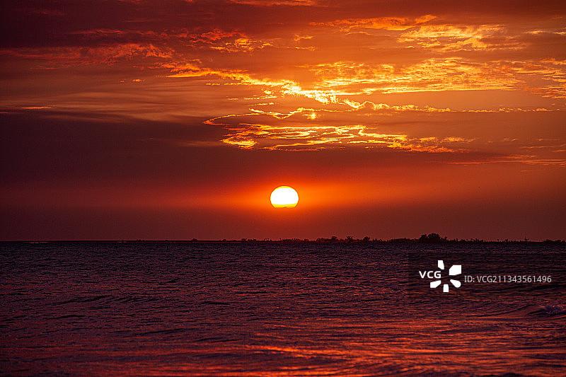 美国佛罗里达州迈尔斯堡，美丽的海景与浪漫的天空在日落图片素材