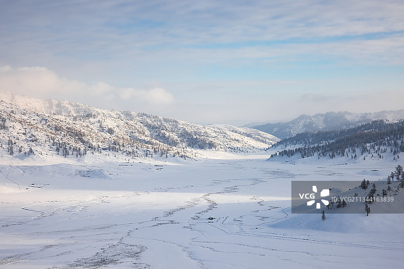 阳光下的雪地平原图片素材