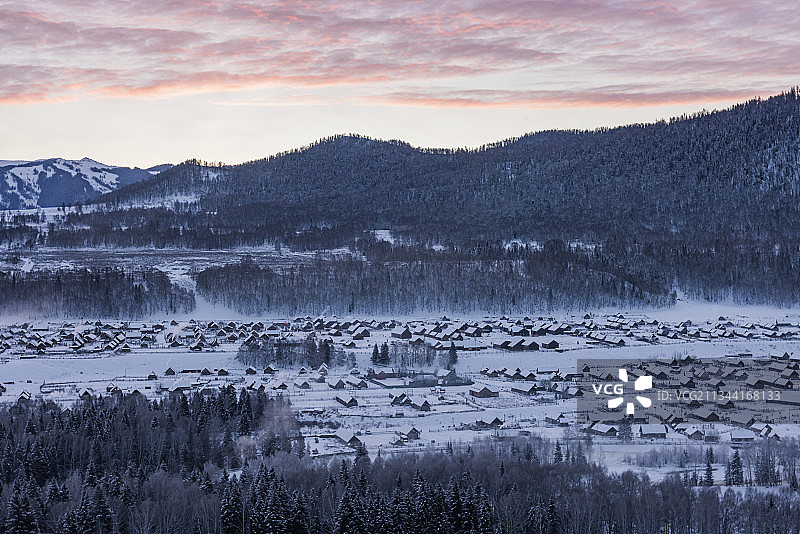 日出彩霞下的冬季禾木村图片素材